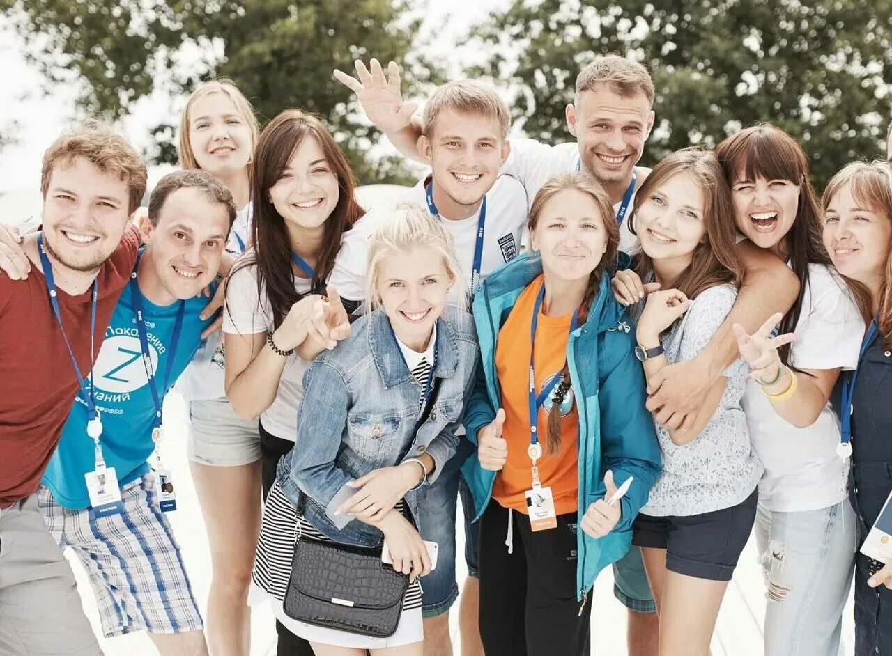 Молодежь на улице. Молодёжь теперь до 35 лет. Российская молодежь. Культура русской молодежи. Радостная молодежь.