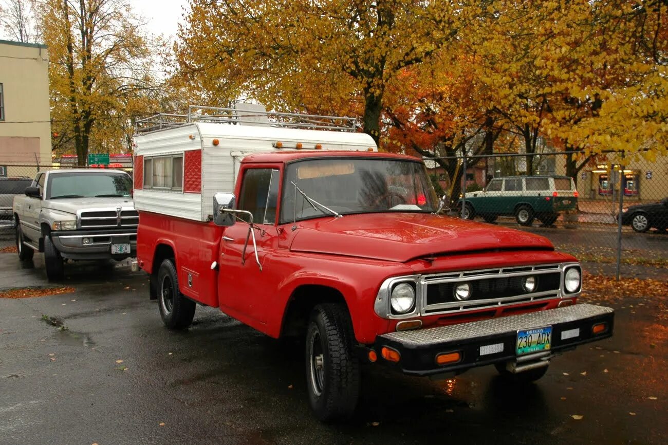 Pick up place. International c130 Pickup Truck. Пикап с двойными фарами красный. International 1965. Машина пикап с бабками.