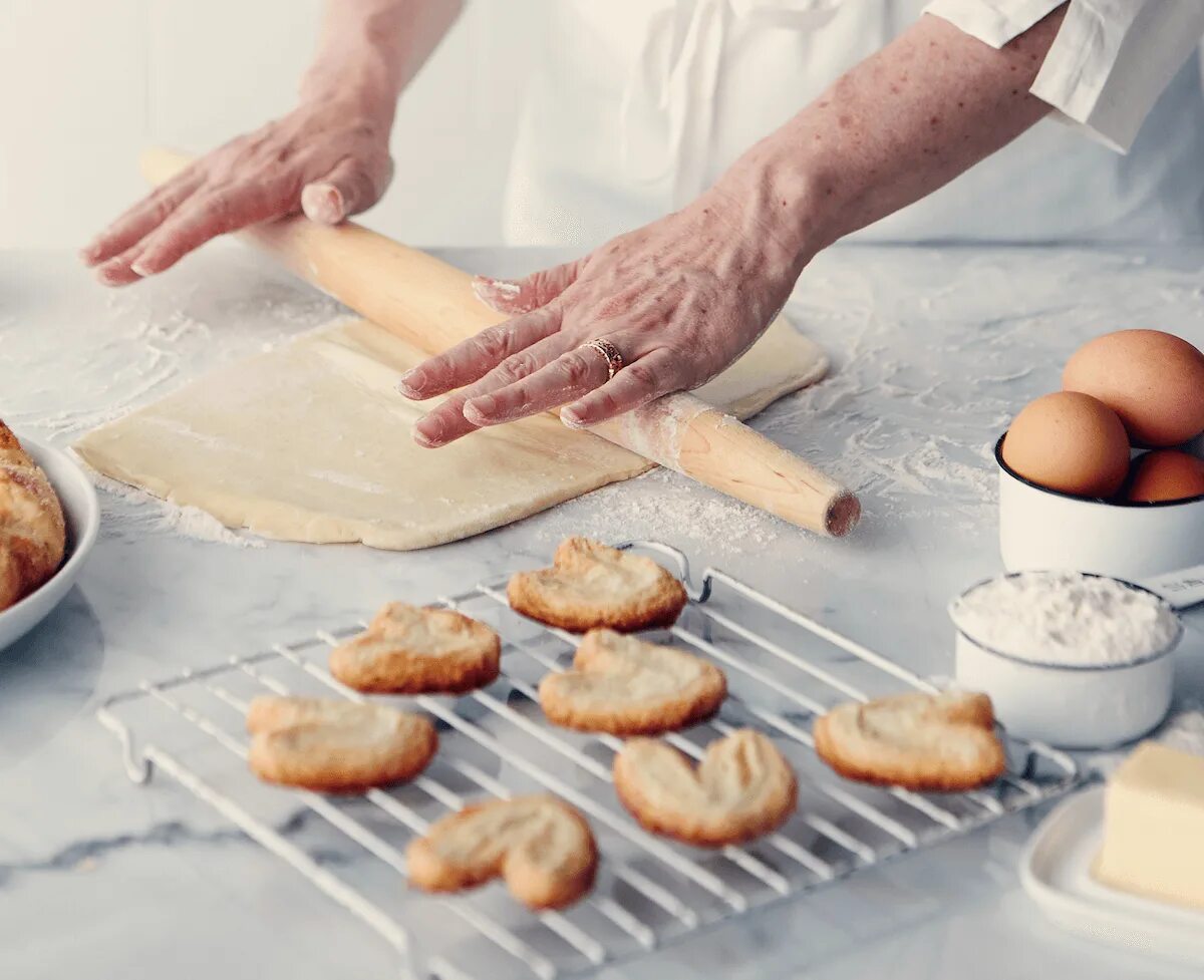 Baking & Cooking. Пекарня pate. Pâte brisée выпечка. Парень печет печенье. Cooking baking