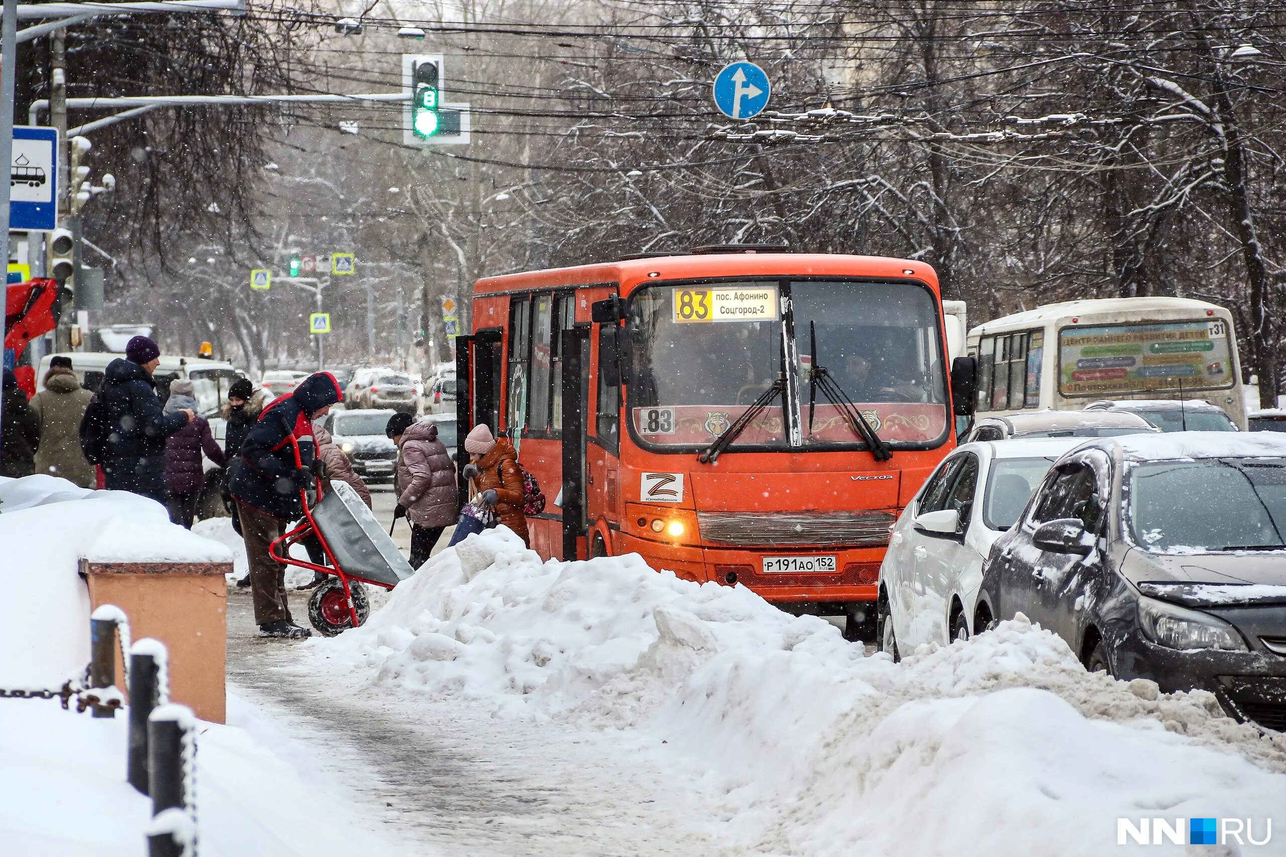 новогодний трамвай в красноярске. москва 31 декабря 2020. нижний новгород транспорт в новогоднюю ночь 2024. новогодний красный трамвай в москве. трамвайный вагон минин.