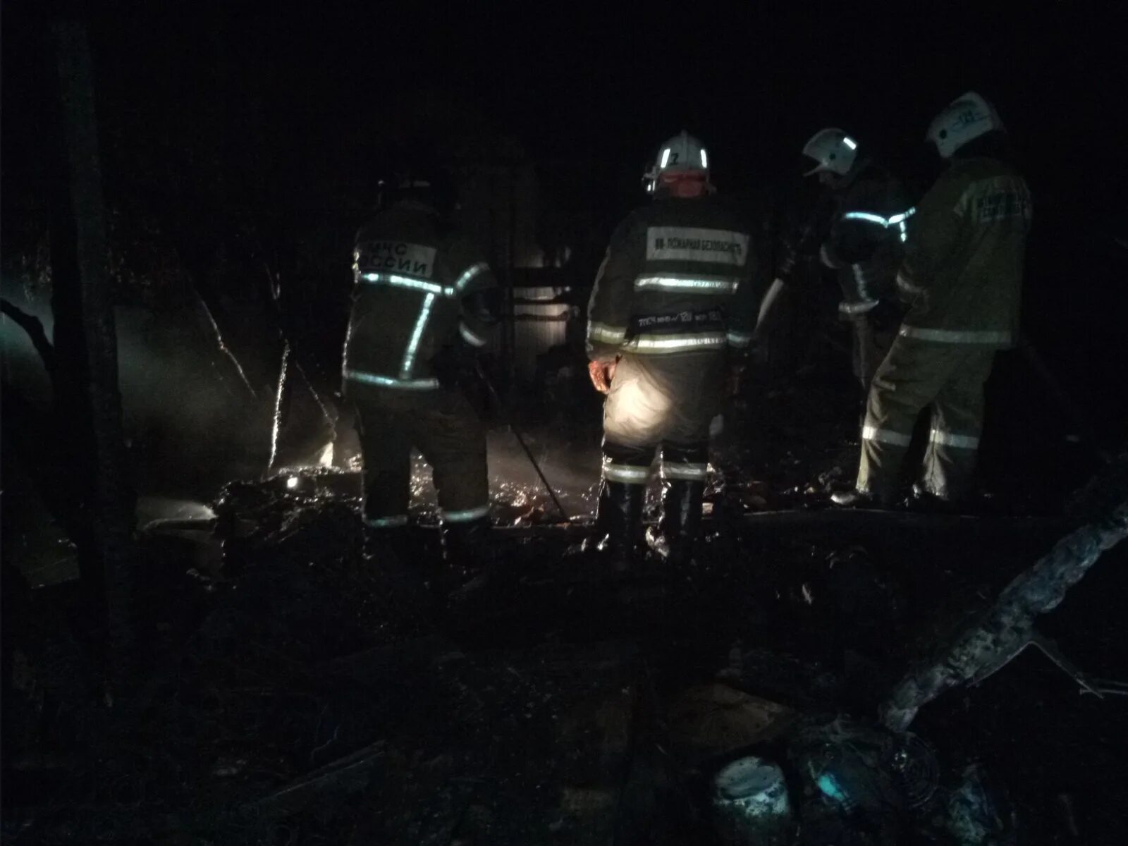 Пожары в Самарской области. В Самарской области сгорели 3 человек. Трагедия в Лянторе пожар на даче. Семья сгорела в пожаре