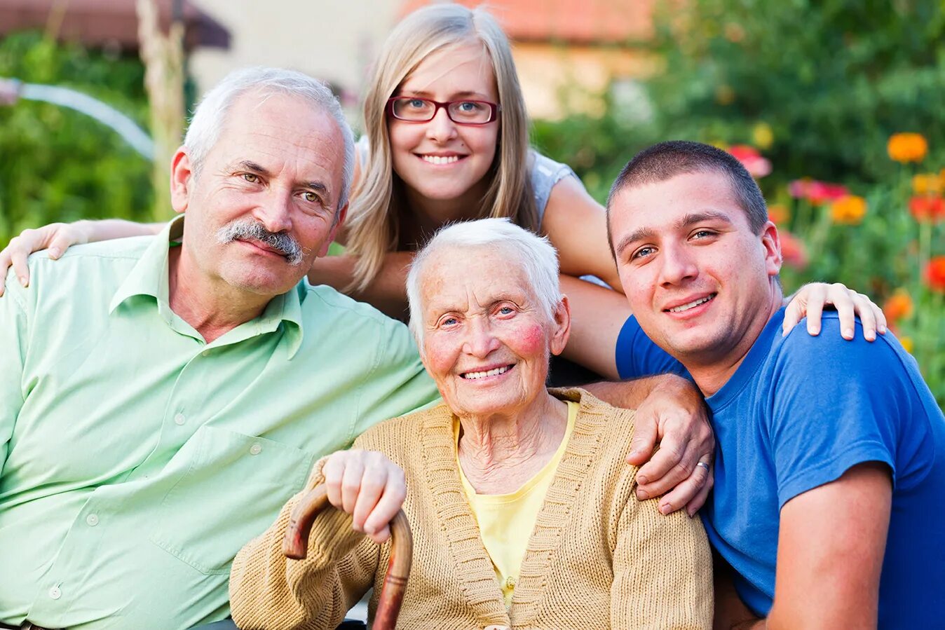 Красивые картинки бабушки и дедушки. Пожилая семья. Пожилые и молодые люди. Пожилые люди с семьей. Семья для пожилого человека.