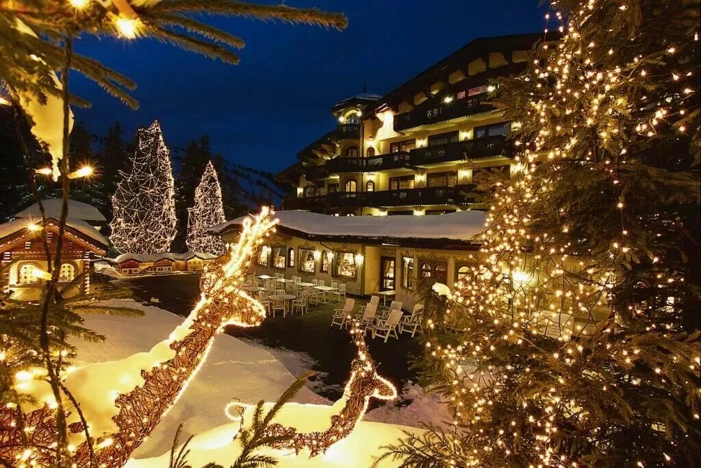 Happy new year фон. Новый год 2023 отель. Мрия. Новый год 2023 отель. Новый год 2023 ночь московский.