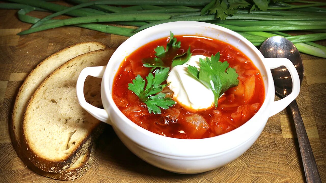 Борщ при сахарном диабете 2 типа. Борщ. очень вкусный борщик. первое блюдо на обед. борщ со сметаной и зеленью.