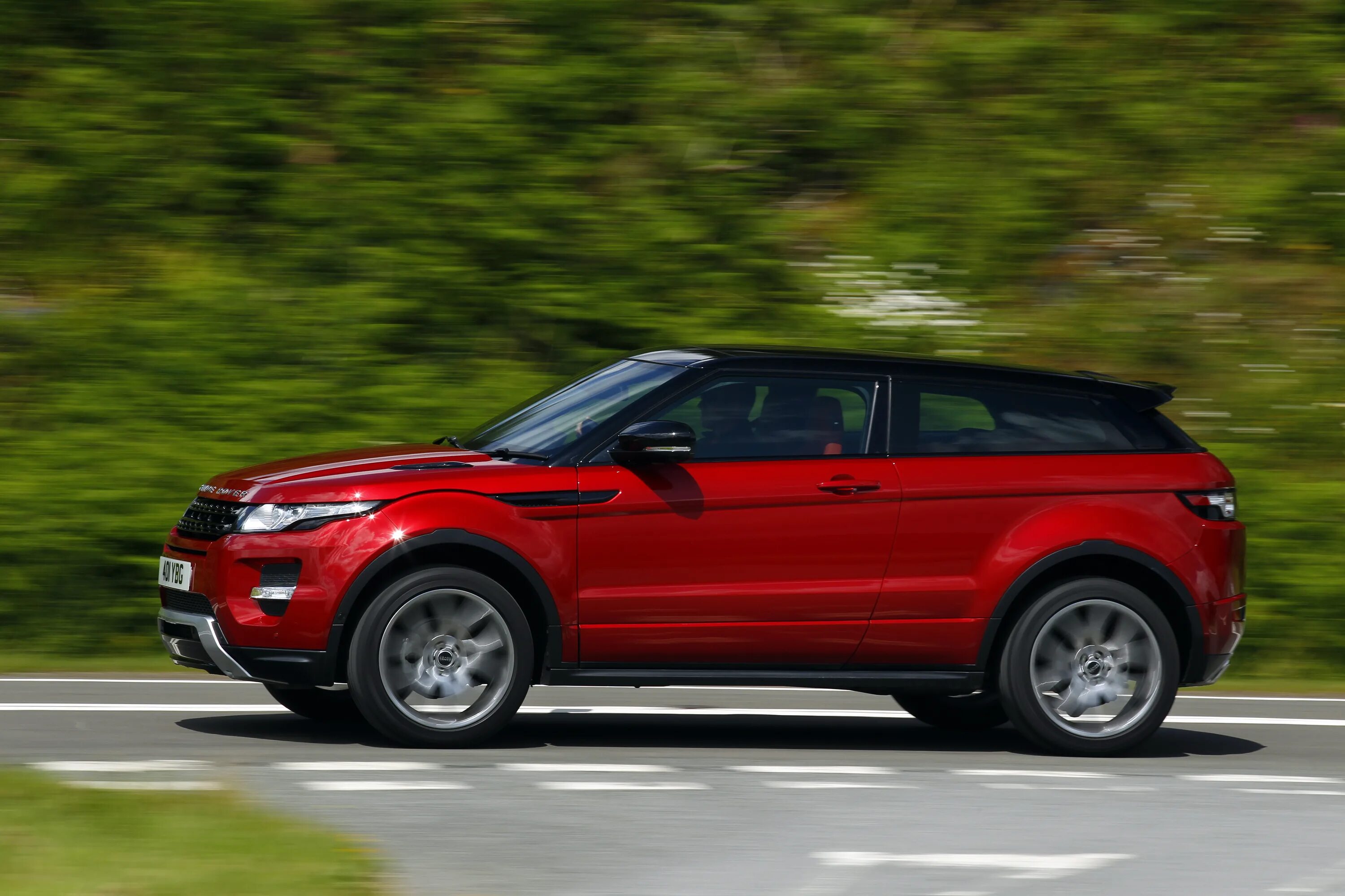 Масло эвок дизель. Рендж Ровер Эвок. Range Rover Evoque 3 дверный. Range Rover Evoque 2012 2.2 190 Red. Рендж Ровер Эвок двухдверный.