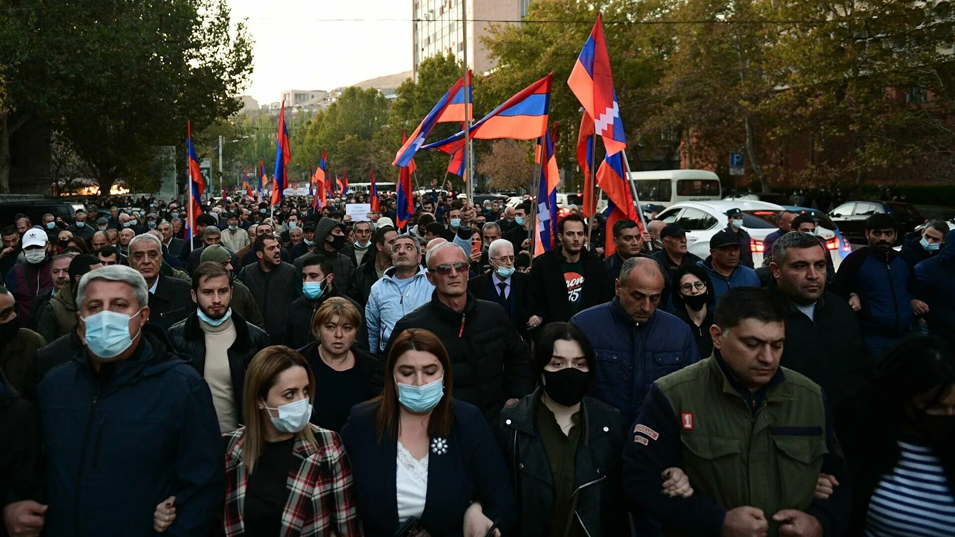 Какой сегодня армения. Митинг Армении против Пашиняна. Никол Пашинян на митинге. Митинг в Армении 2020. Митинг Ереван 2018.