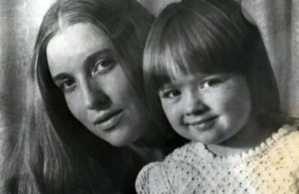Ее детство было разрушено мамой и бабушкой. Ника Турбина - история известной дев