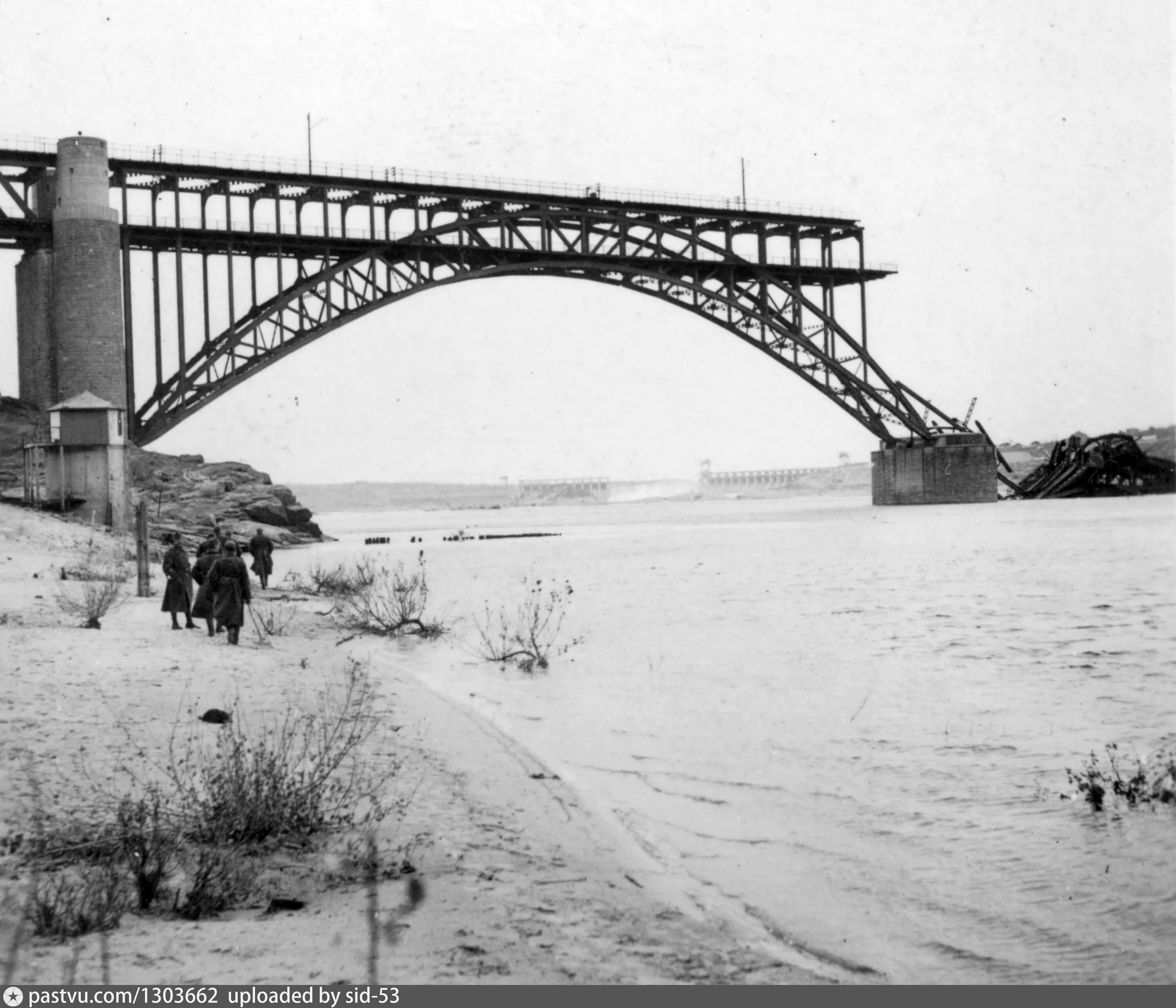 Днепр взорванные мосты. Железнодорожный мост через днепр 1943. мост стрелецкого в запорожье. мост через днепр в запорожье. каневский мост через днепр.