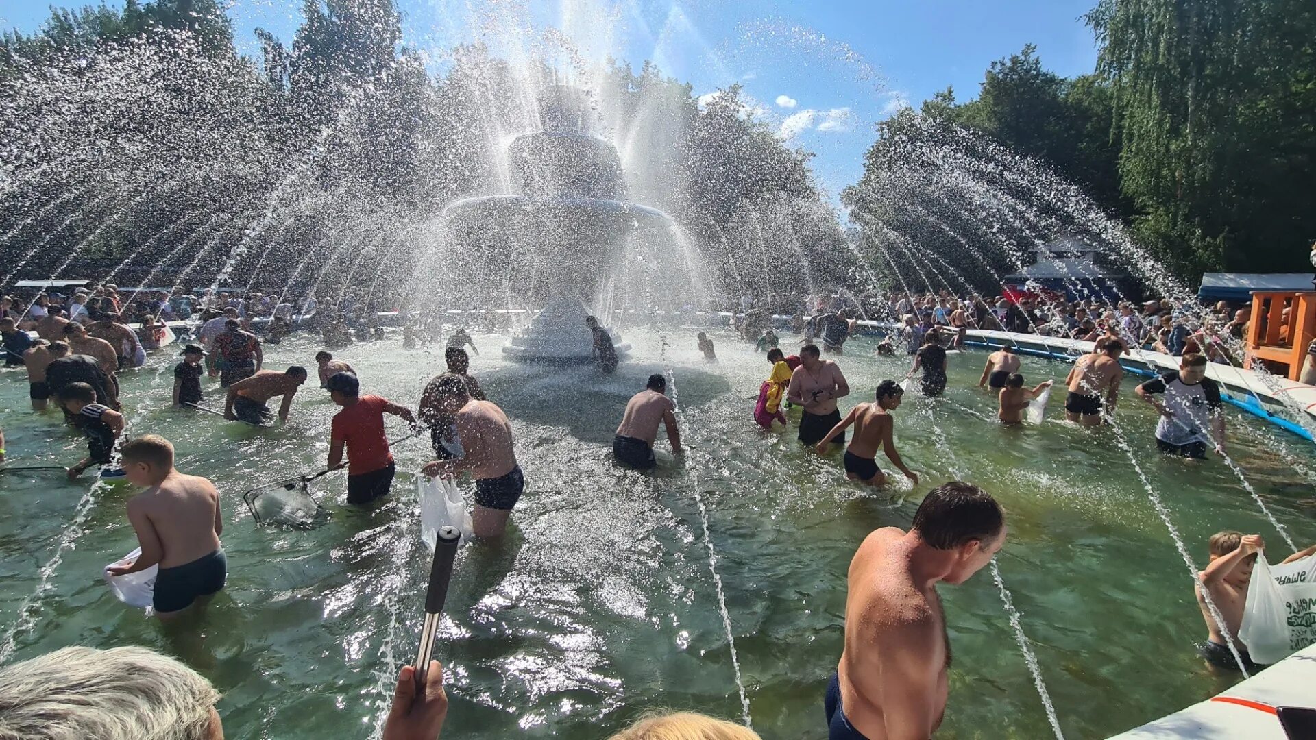 Фонтан в парке. День рыбака в Автозаводском парке Нижний Новгород 2023. Центральный парк фонтан. Фонтаны в Нижнем Новгороде. Автозаводский парк нижний новгород масленица 2024