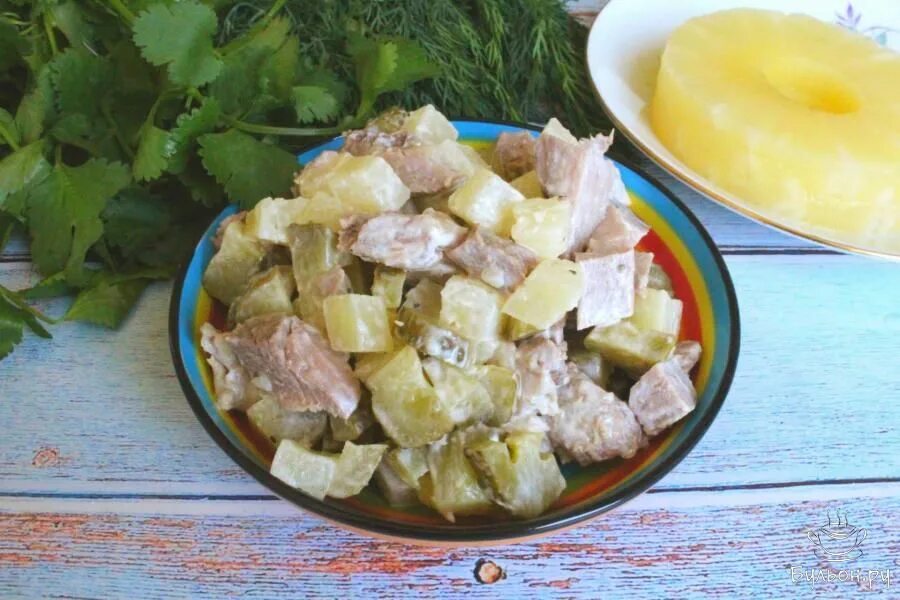 Салат курица с ананасами маринованным луком. Салат с курицей и ананасами и маринованным луком. Салат курица с ананасами маринованным луком. Салат ананас с курицей и луком. Салат с фасолью и ананасами.