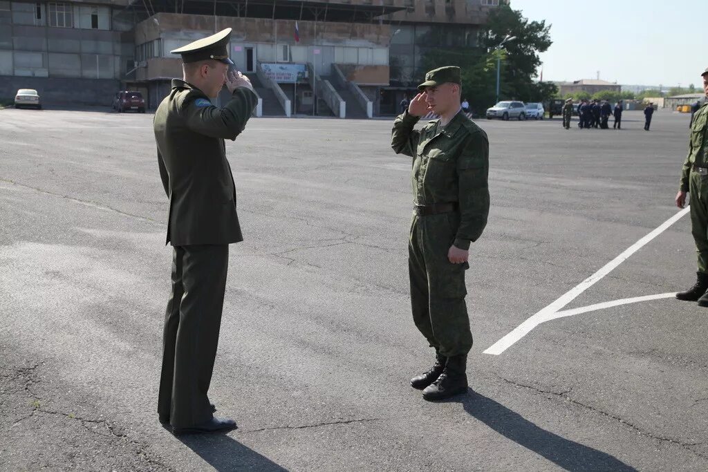 Генерал на плацу. Командир части. Командир воинской части. Командир и солдаты. Командир и военнослужащие.