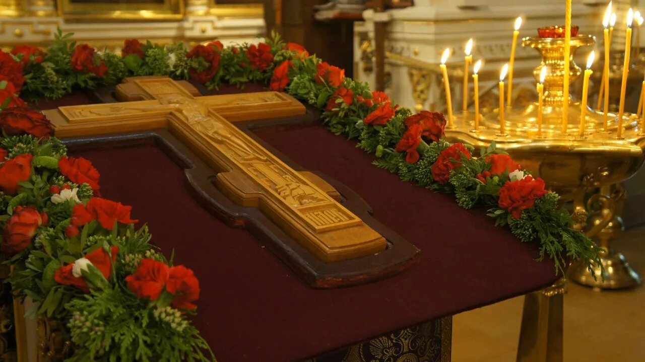 Крест животворящего древа. Изнесение честны́х древ животворящего креста господня икона. Икона изнесение древ животворящего креста господня. Крест господень в храме. Изнесение честных древ животворящего креста господня.