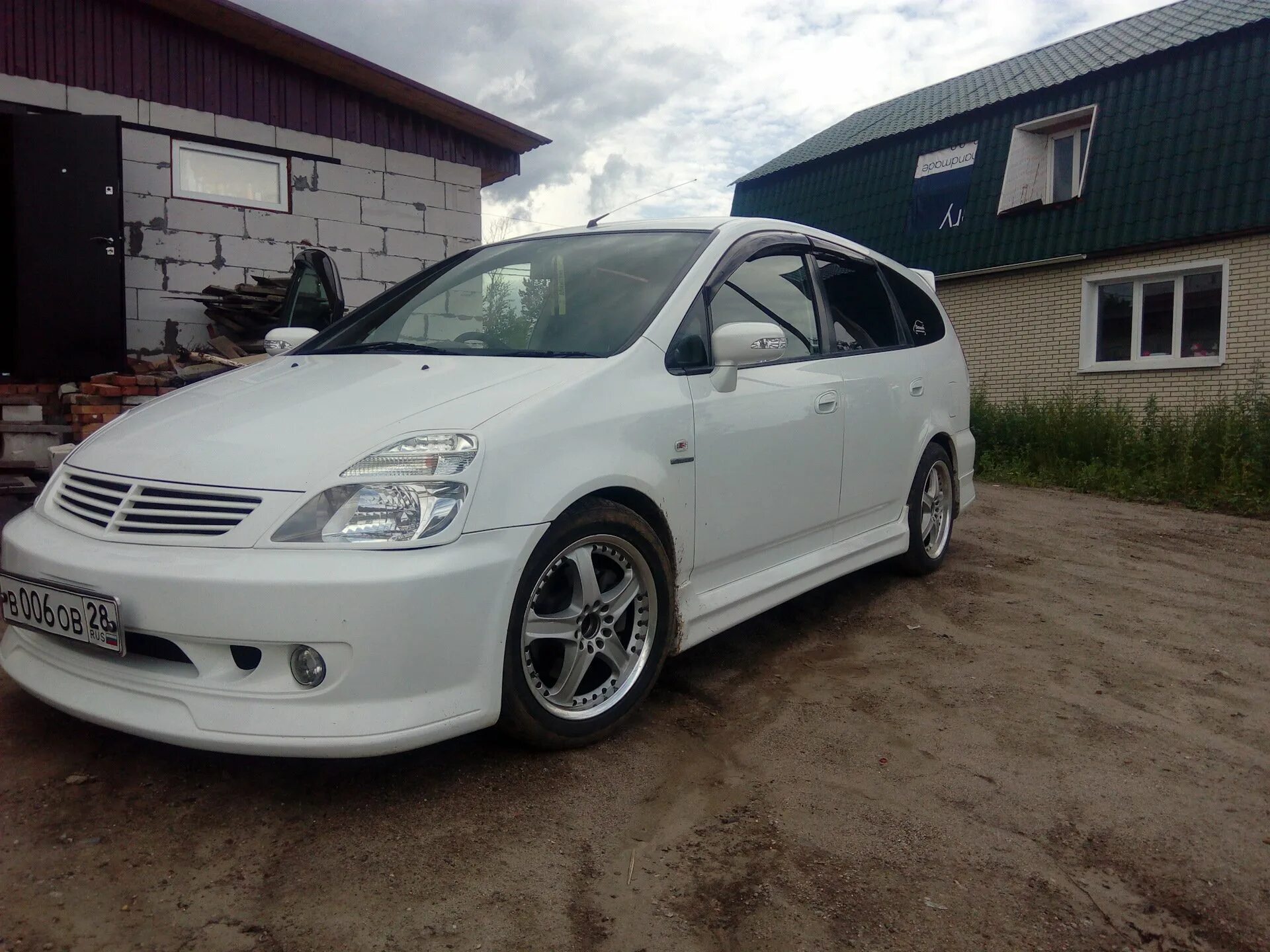 Хонда стрим rn1. Honda Stream 2001 1.7. Хонда стрим 2001 rn1. Honda Stream rn1 обвес. Хонда стрим рн1 д17а