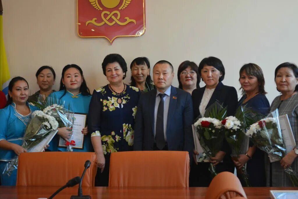 герб города кызыла республика тыва. мэр кызыла карим. мэрия города кызыла республики тыва. мэр г. мэрия города кызыл.