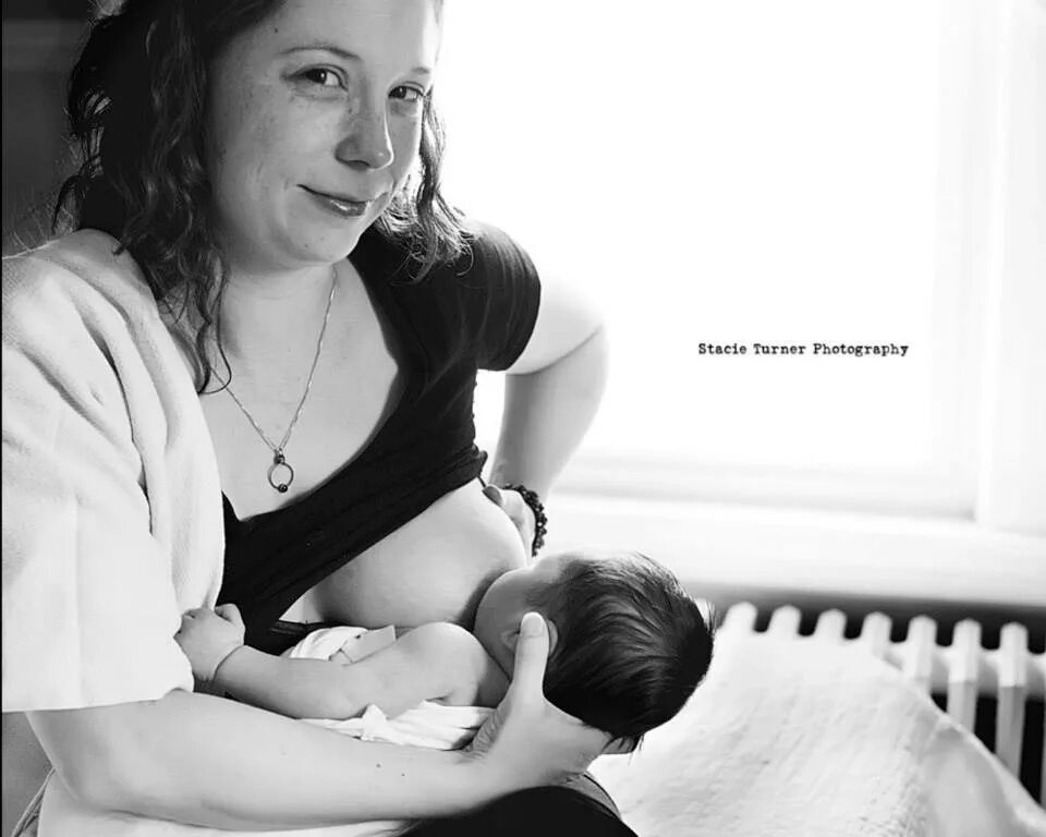 Молочные груди молодых мам голые. Кормление грудью большого ребенка. Кормление ребенка на улице. Грудное вскармливание в общественных местах. Грудное вскармливание частное.