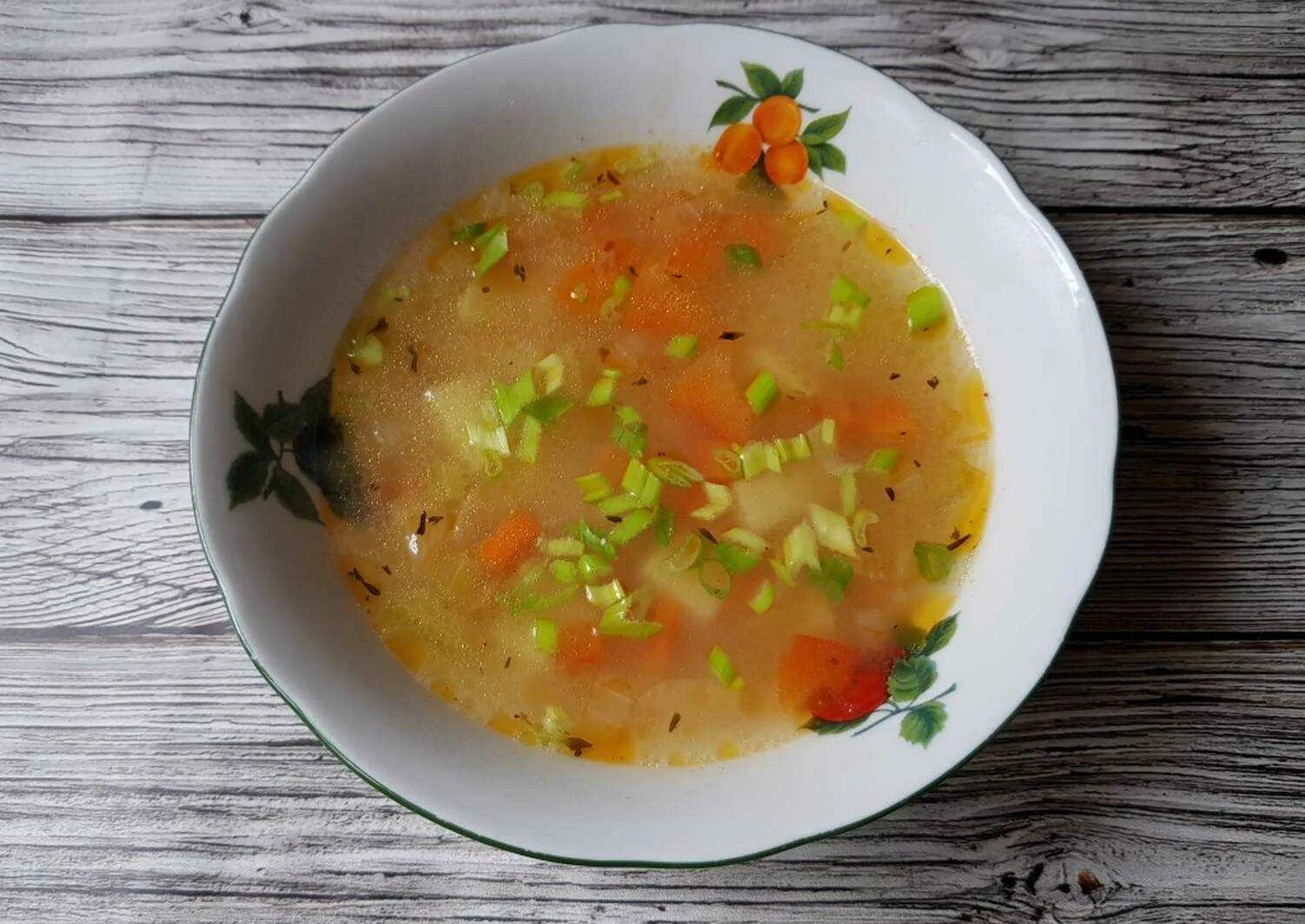 Какой суп можно сварить из курицы. Суп рисовый с овощами. овощной суп с рисом. легкий овощной суп с рисом. рисовый диетический суп.