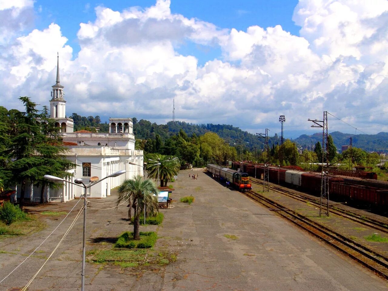 Псоу новый афон. ЖД вокзал Сухум Абхазия платформа. ЖД станция Сухум Абхазия. Вокзал Гагра Абхазия. Железная дорога Адлер Сухум.