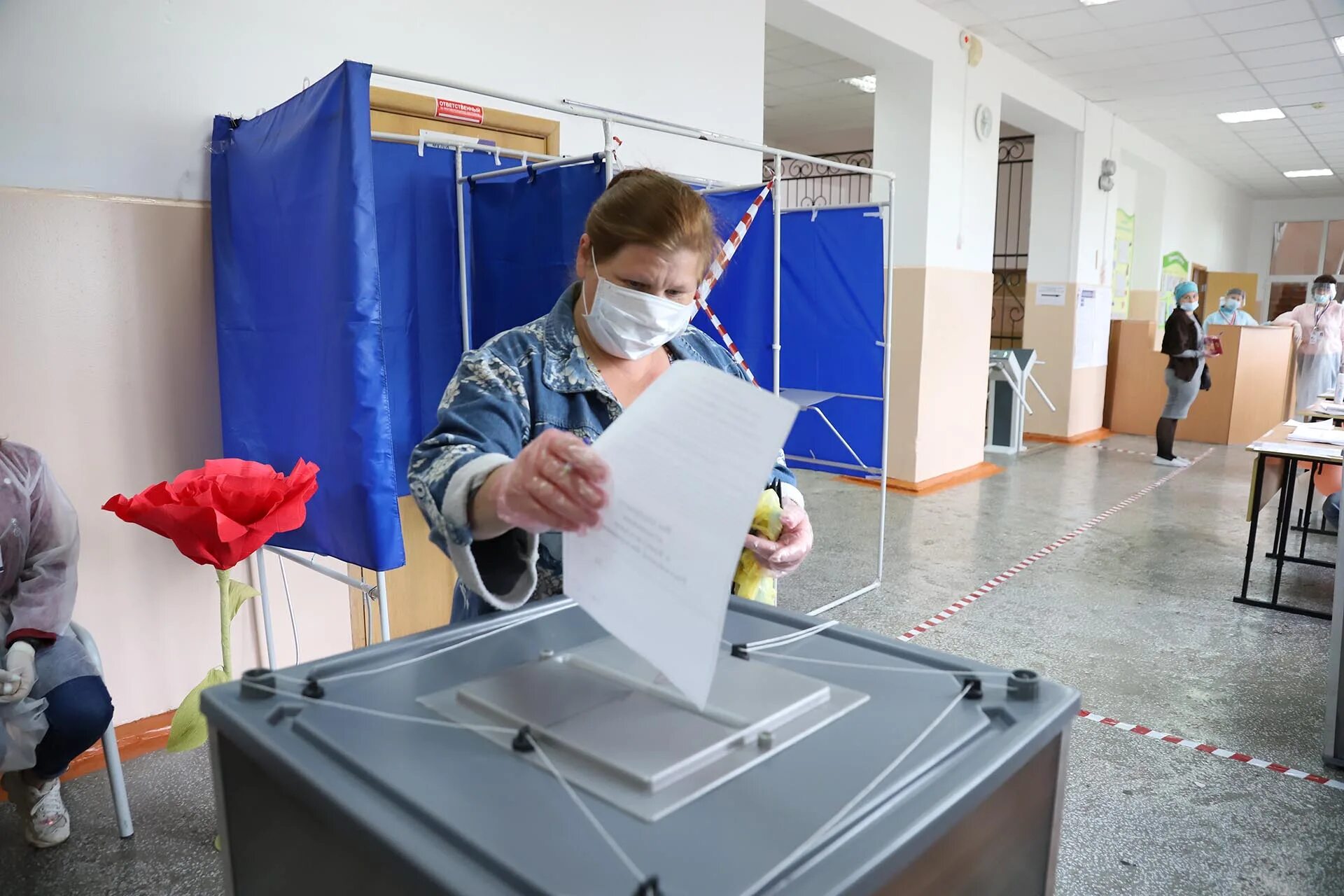 Помещение для голосования. Комната для голосования. Закрытое помещение для голосования. Помещение для голосования гифка. Прийти на выборы 17 в 12 часов