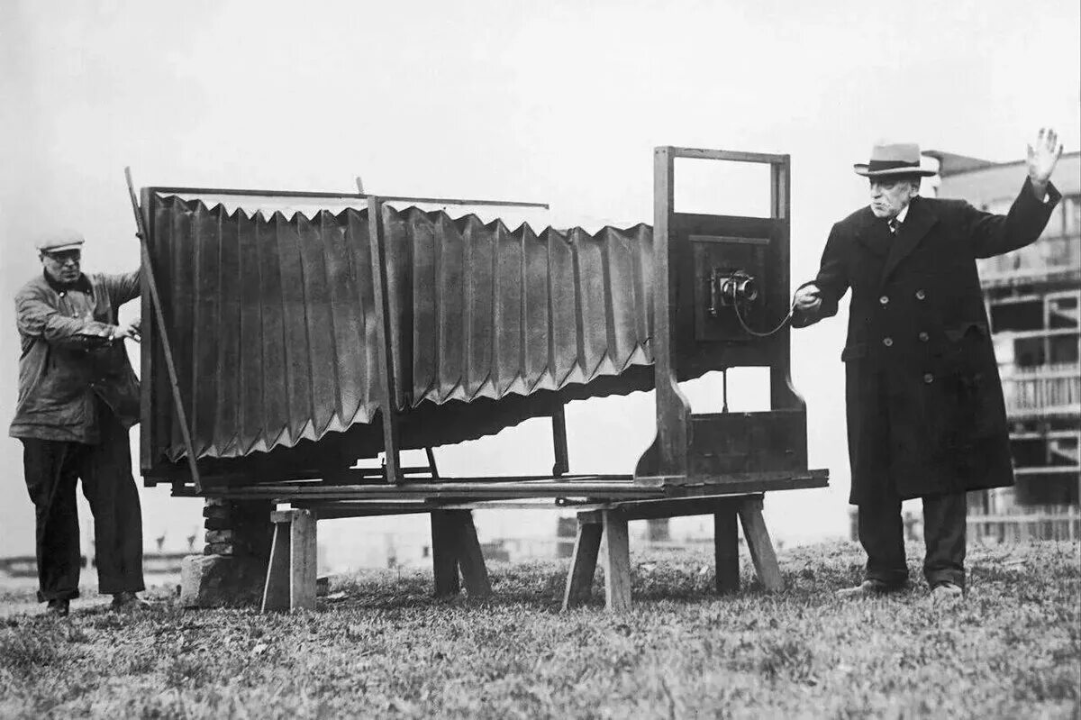 Самая первая мире видео. Первый фотоаппарат 19 века. Первая фотокамера в мире. Первый в мире фотоапар.