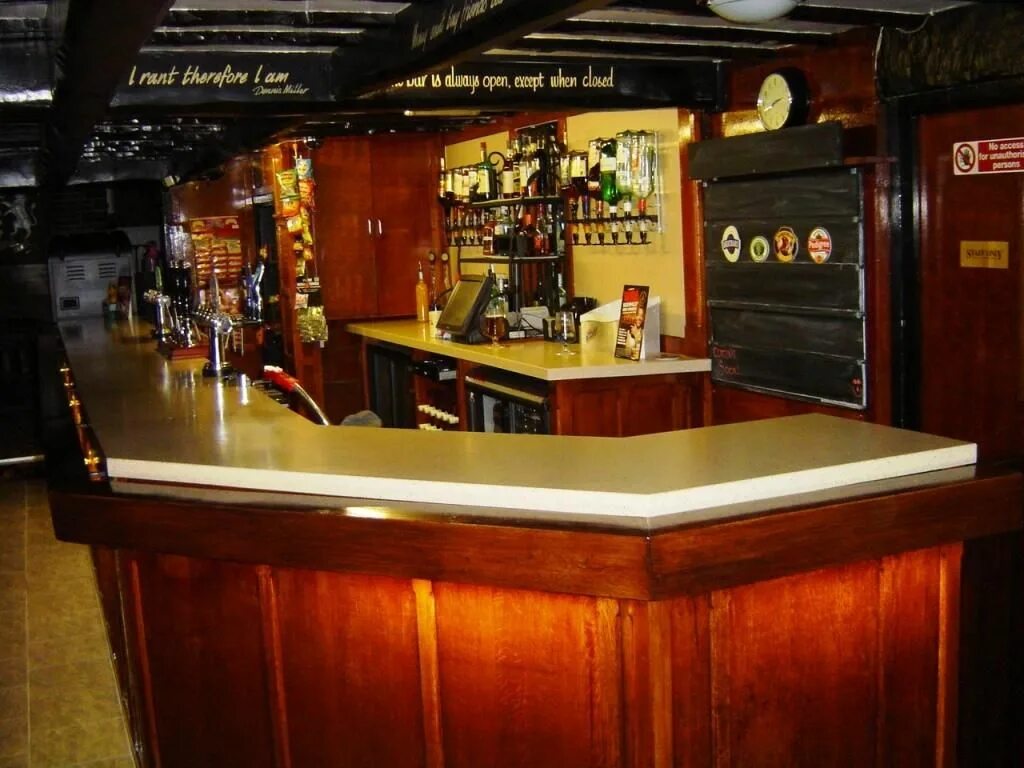 Бар паб. Бар сыто пьяно москва тверская. Бар фон. Сюзюран бар. Барная стойка в пабе.