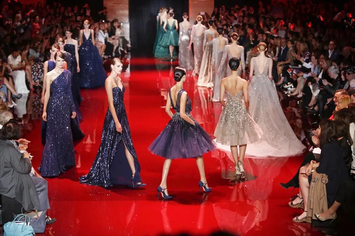 Показ мод на китайской стене. Под дефиле. Фотомодели на подиуме. Показ мод в париже. Под дефиле.