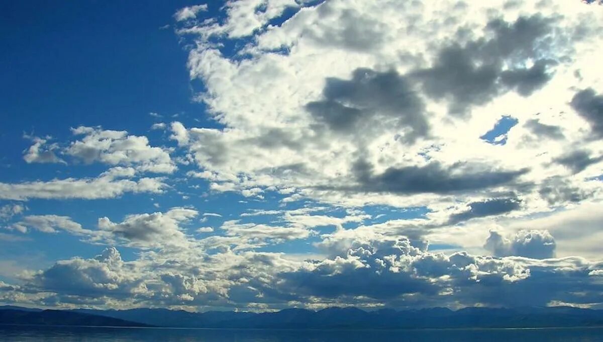 Небо посреди воды. Передача облака. Облачное хранение. Облачные решения. Передача облака.