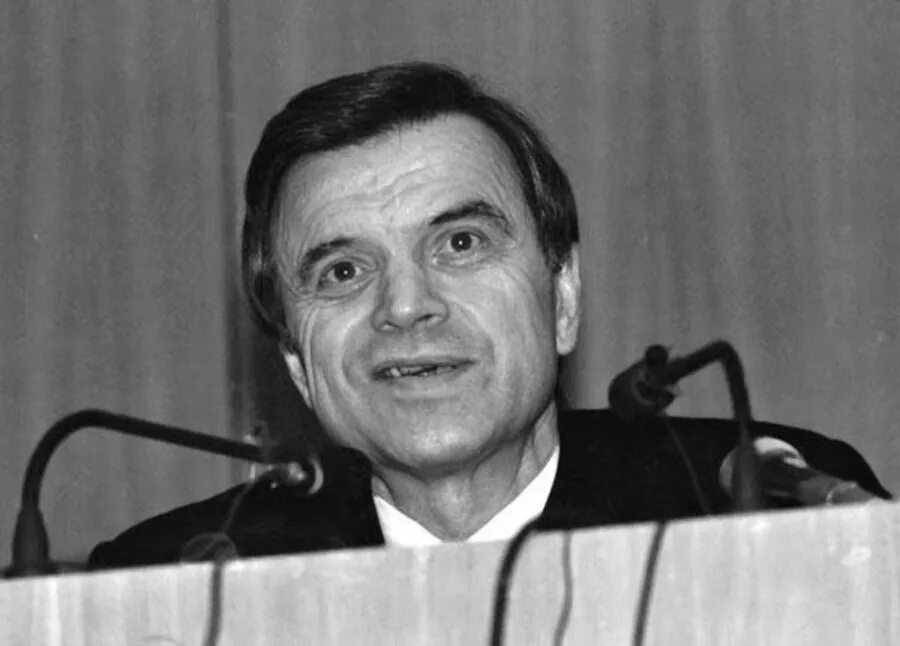 Автором воспоминания является хасбулатов. Р и хасбулатов в 1993.