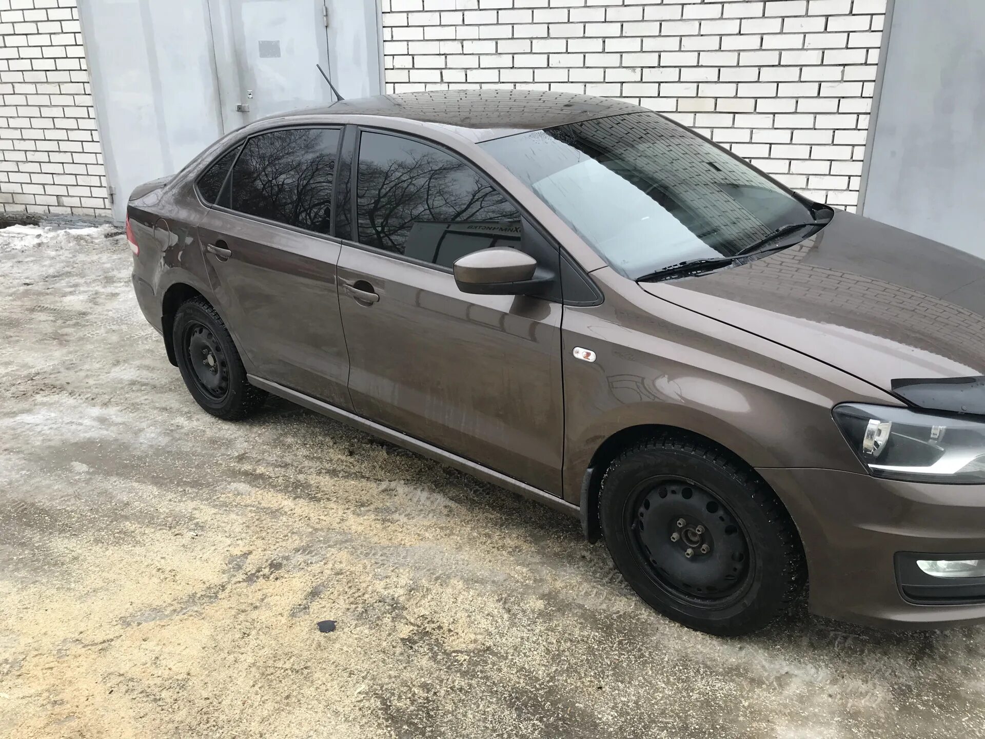 Тонировка поло. Поло седан тонировка 35. Polo sedan тонировка. Тонированный поло седан. Съемная тонировка VW Polo sedan.