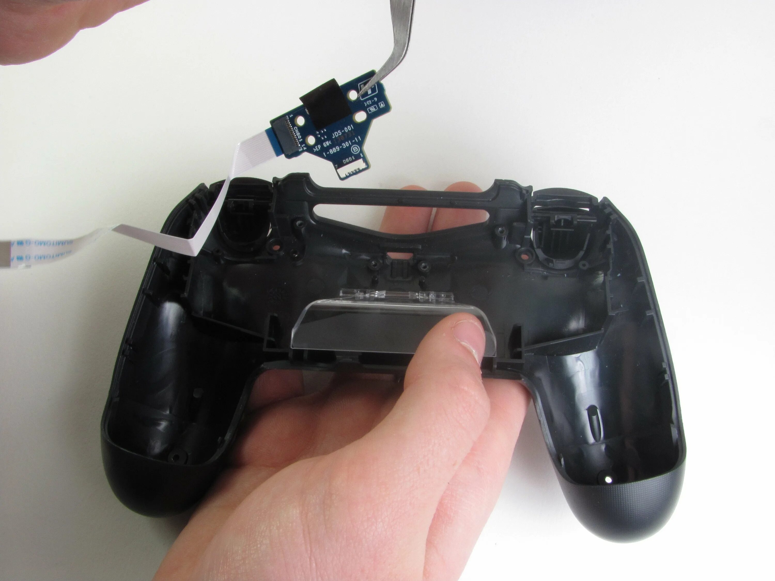 Сделать dualshock 4. Дуалшок 4 +- от батареи. dualshock 4 пружина триггера. вибромоторчик на dualshock 4. dualshock 4 ifixit.