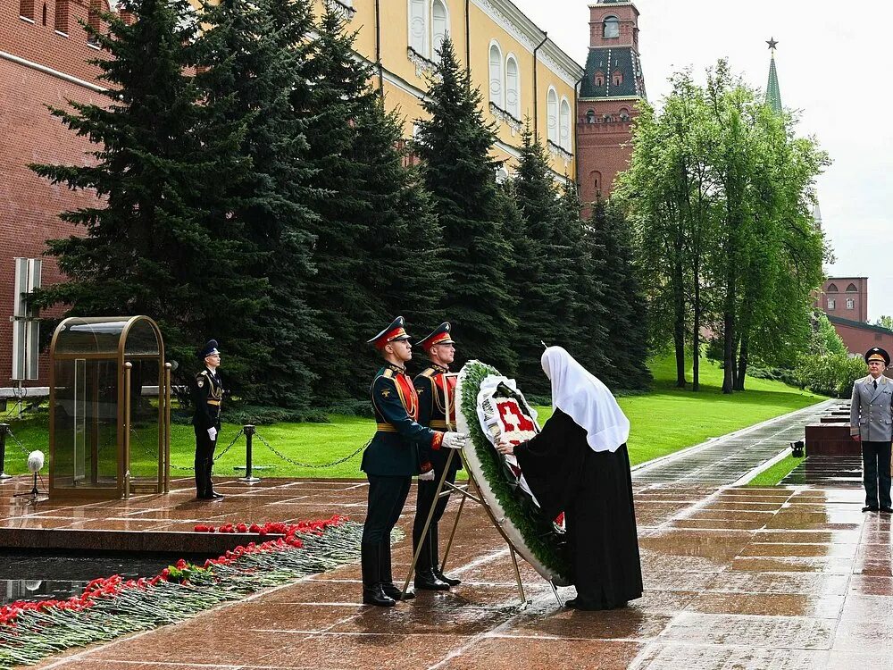 Почему мемориал могила неизвестного солдата имеет важнейшее. Александровский сад Москва могила неизвестного солдата. Москва Александровский сад могила. Почетный караул у кремлевской стены. День Победы Церковь.