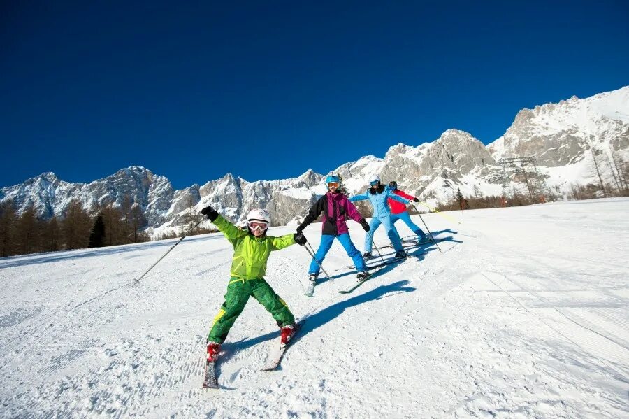 Skiing holiday. Кататься на лыжах. Люди катаются на лыжах. Катание на горных лыжах. Лыжи катание на лыжах.