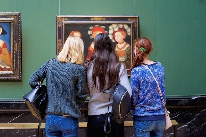 Посетители музея это. Посетитель музея. человек перед картиной в музее. девушка перед картиной в музее. девушка перед картиной.