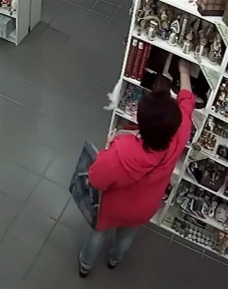 Дочь ворует. Женщина ворует в магазине. женщина украла из магазина фото. женщина с ребенком ворует в магазине.