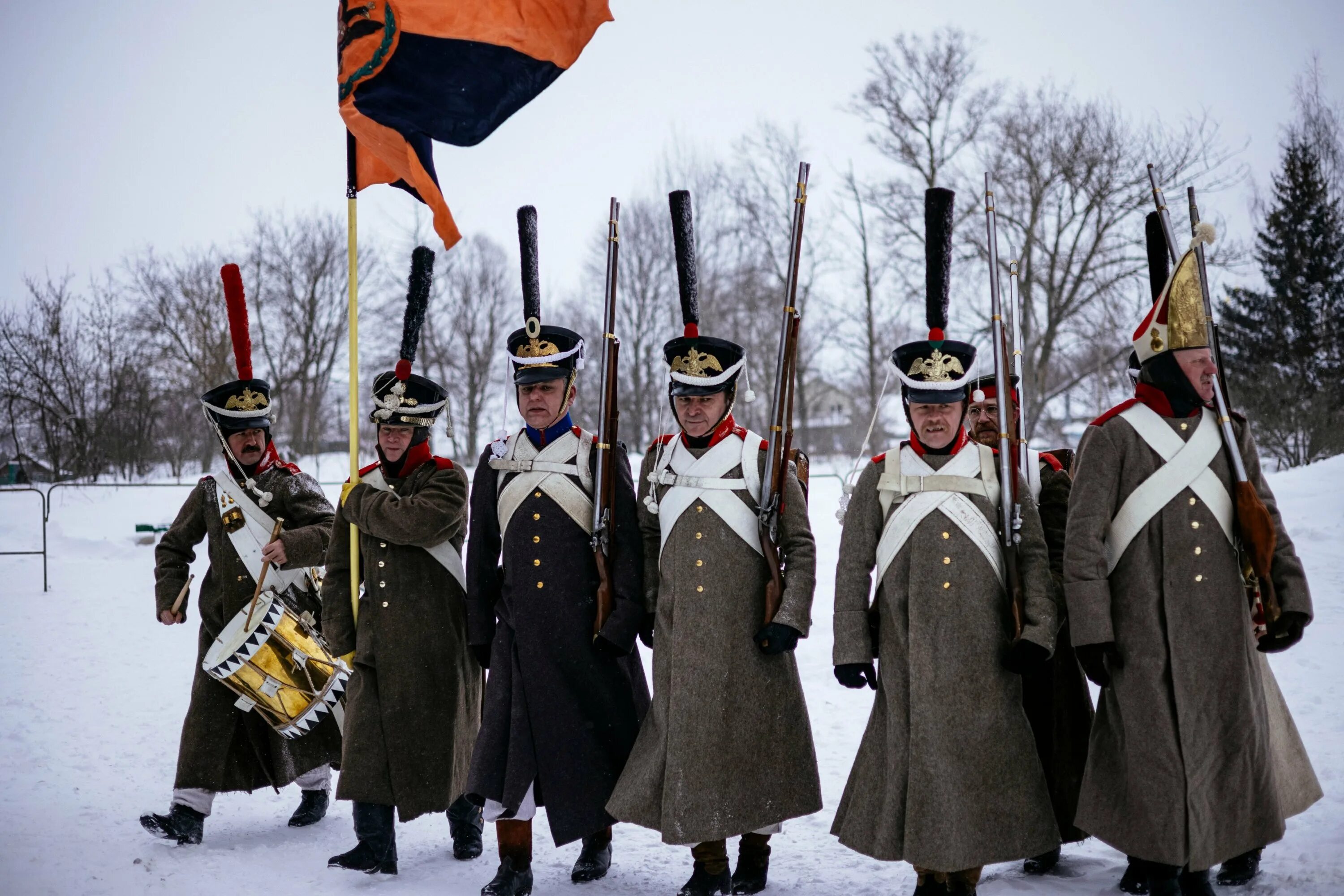 Французы форма. Французы 1812 реконструкторы. Солдаты Наполеона 1812. Французский офицер 1812. Французский солдат 1812.