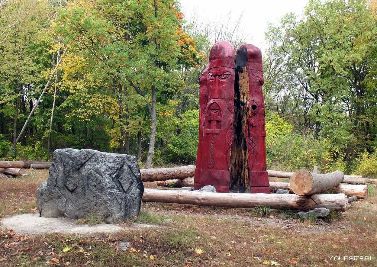 Перунов холм киев. Перуна нашли на берегу днепра. Идолы истуканы древней руси. Истуканы лысая гора киев. Капище лысая гора.