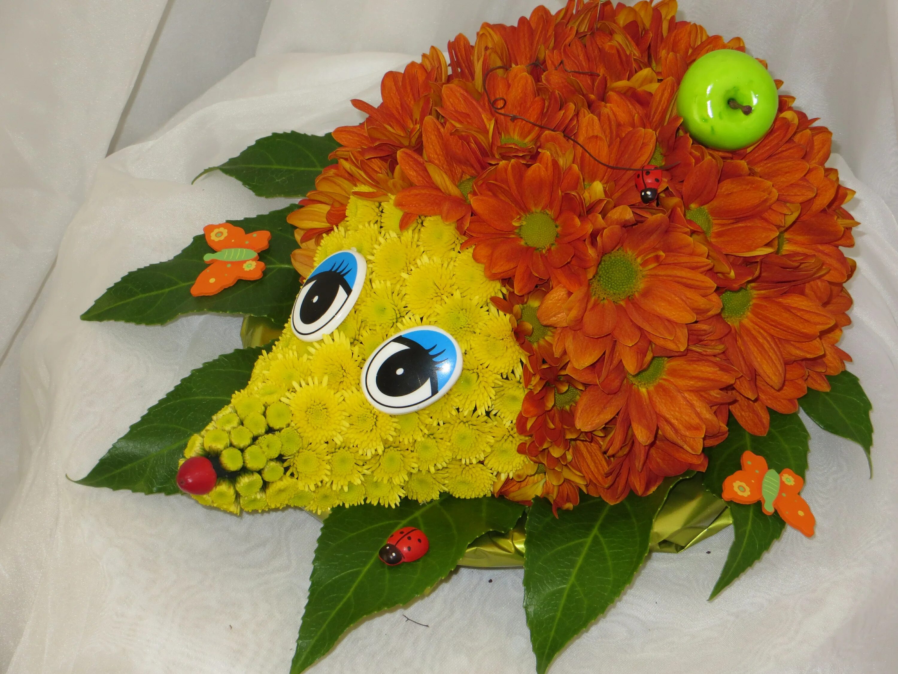 Фигурки из цветов. Как сделать поделку из цветов. Оригинальные букеты из цветов. Цветочная композиция своими руками в школу. Цветы из цветной бумаги.