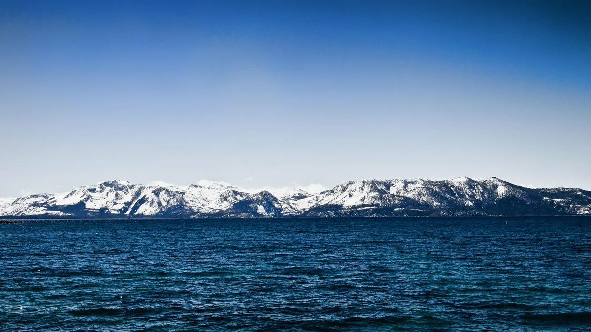 Рейне лофотенские острова норвегия. Mountains to the sea. Пейзаж горы. Красивый вид на море и горы. Ледяной фьорд норвегии.