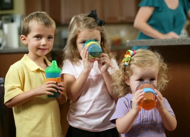 Plastic kid. Recycle kids. Гринпис переработка пластика. Plastic for kids. Стул из пластмассы картинка для детей.