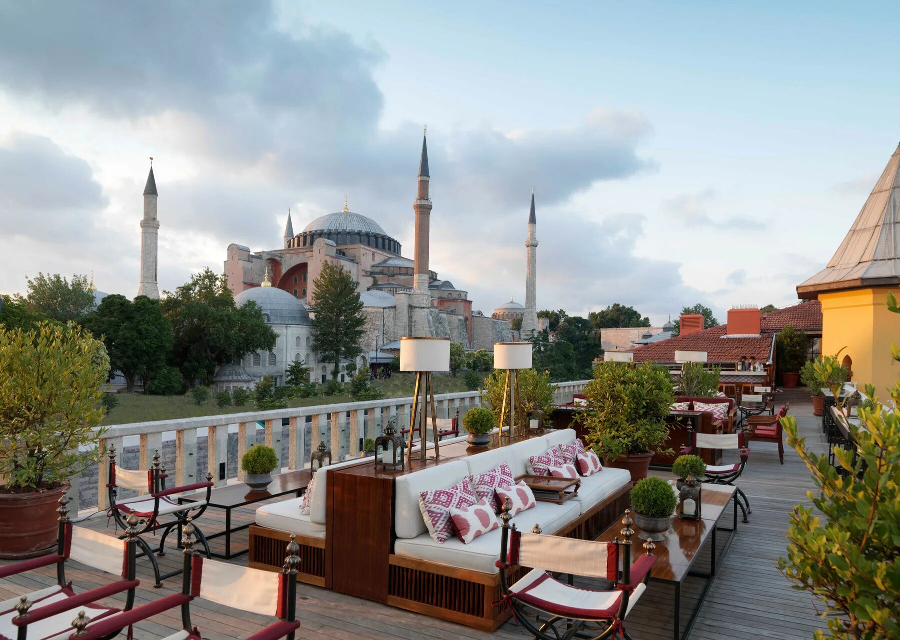 Сайт отелей стамбула. Four Seasons Istanbul Sultanahmet. Four Seasons Hotel Istanbul at Sultanahmet (Стамбул, Турция). Ресторан Hagia Sophia Terrace Стамбул. Four Seasons Bosphorus Стамбул.