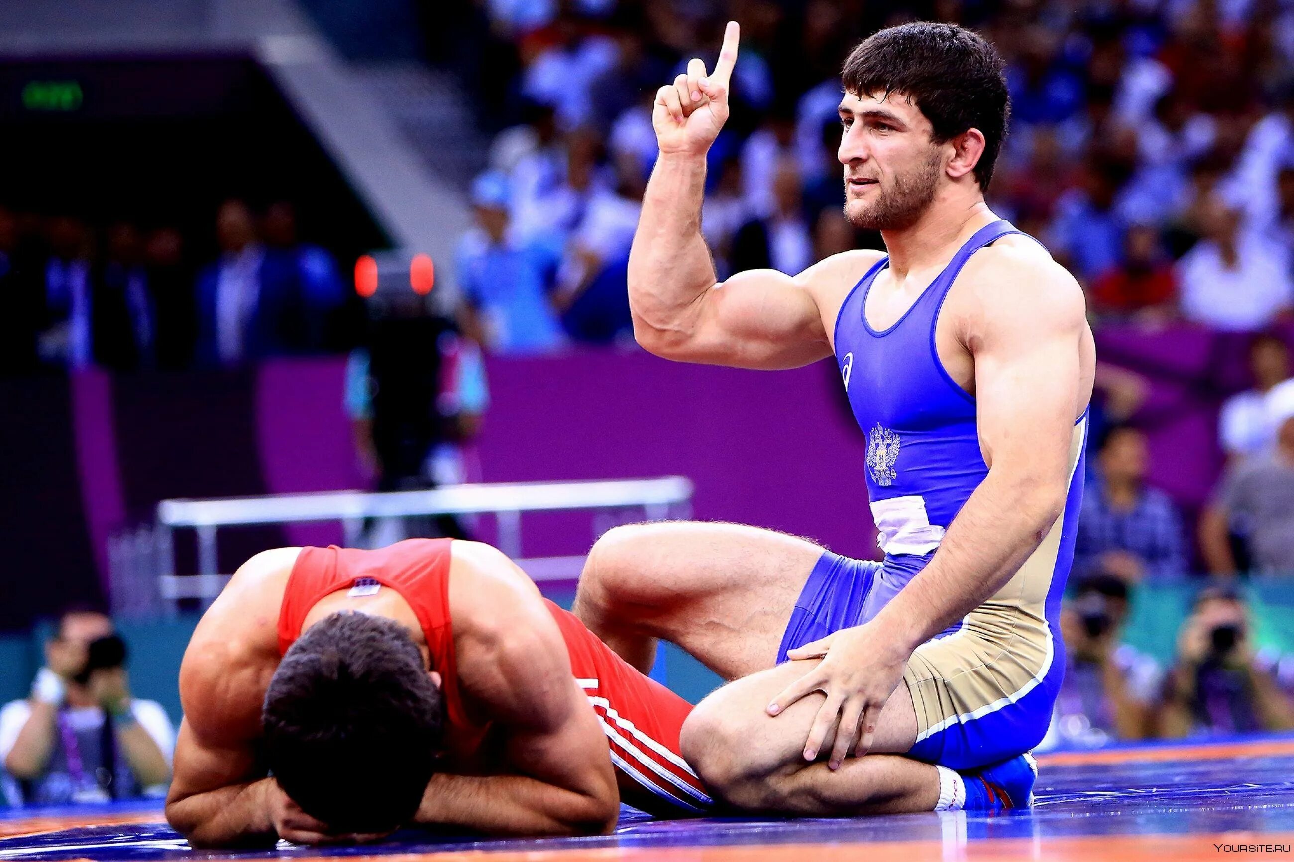 Спортсмены по вольной борьбе. Гедуев борец. Аниуар Гедуев. Хасан Яздани борец. Аниуар Гедуев Вольная борьба.