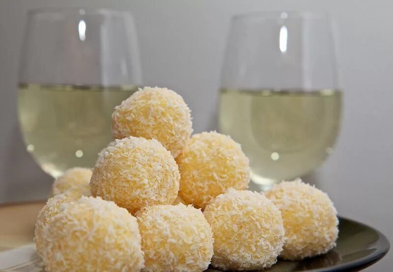 Рафаэлки из сыра и яиц. Шарики рафаэлло из сыра. Закуска острая из сыра. Сырные шарики с яйцом и крабовыми палочками. Закуска из плавленного сыра шарики.