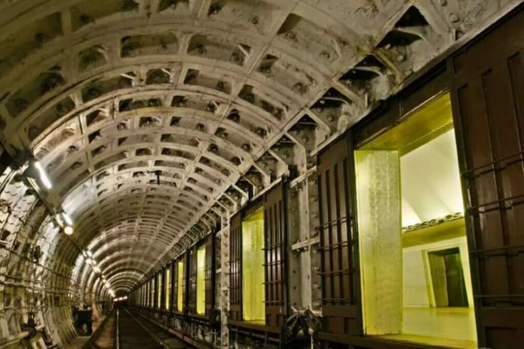Почему закрыли метро. Станция санкт-петербургского метрополитена с дверями. метро питер станции закрытого типа. петербургский метрополитен горизонтальный лифт. метро санкт-петербурга станции горизонтальный лифт.