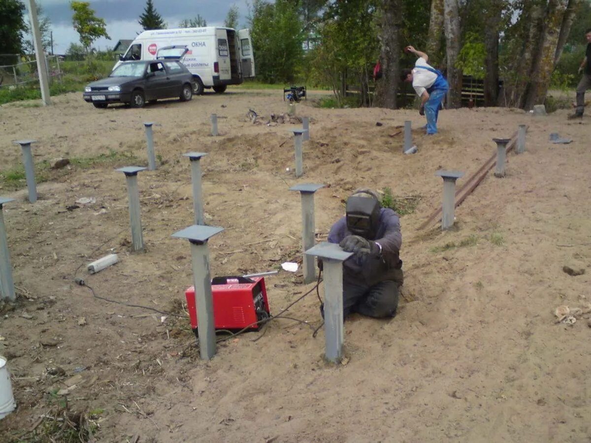 Завинчивание винтовых свай вручную. Как устанавливают винтовые сваи. Как устанавливают винтовые сваи. Винтовые сваи на склоне. Монтаж винтовых свай.