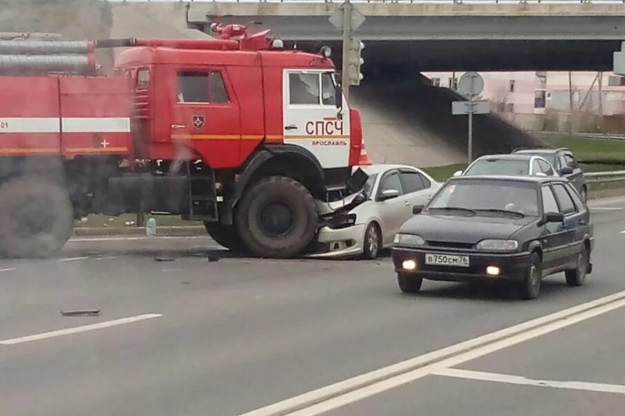 Авария пожарных в хабаровске. Дтп пожарных. Трагедия в хабаровске с пожарными. Пожарная машина перевернулась. Пожарная машина врезалась.