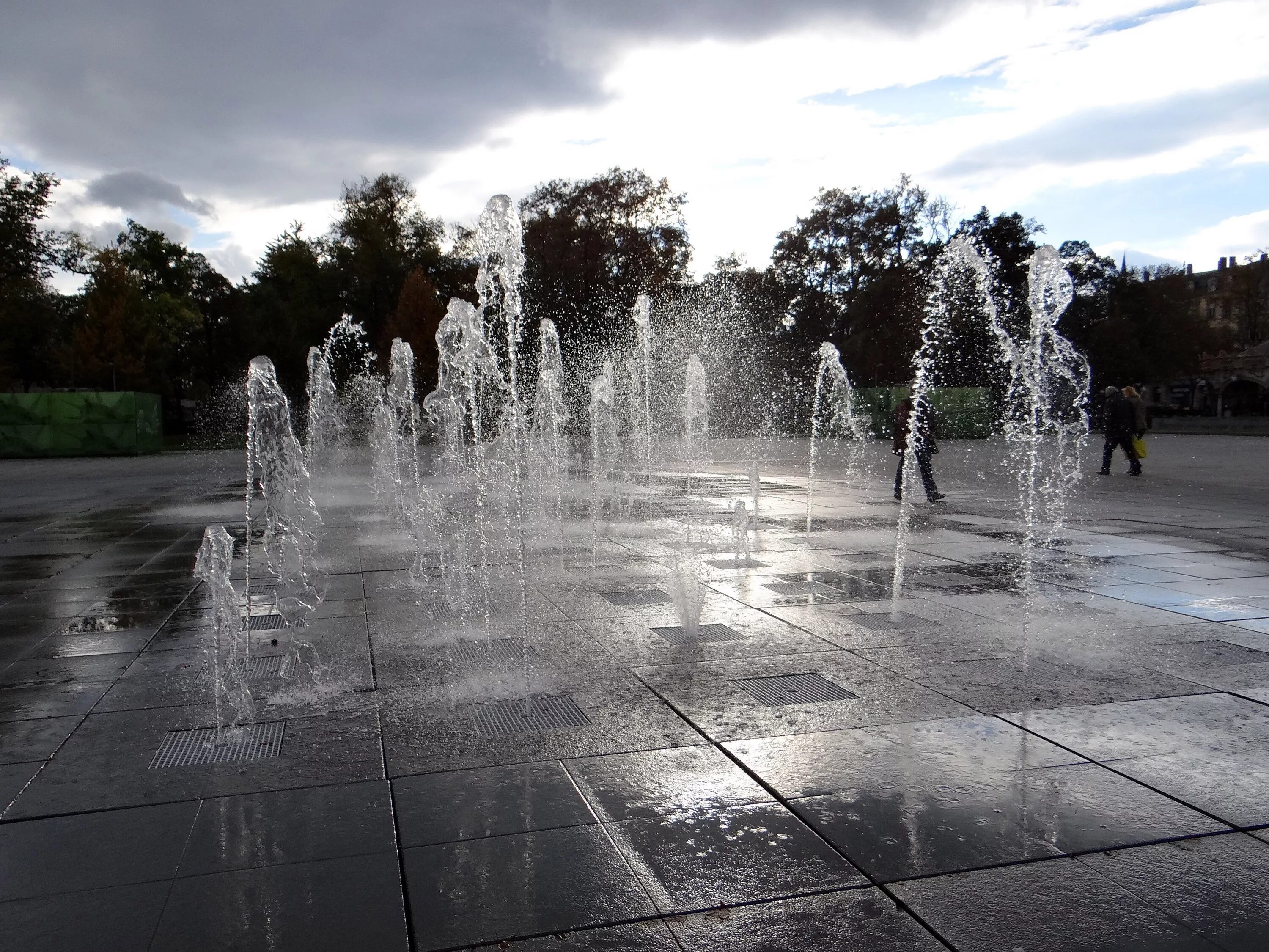 Park weather. Зеркальный фонтан. Фонтан салочки. Фонтан в окне. Фонтан каплями.