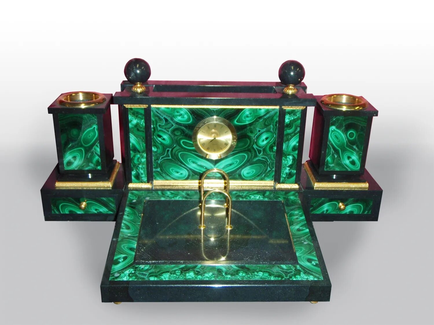 малахит камень ювелирные изделия. 2022. малахитовая шкатулка сокровищница урала. уральские самоцветы броши малахит. малахит и малахитовые изделия.