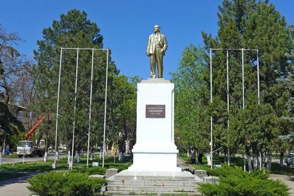 Ставрополь ставропольский край памятник ленину. Памятники в минеральных водах. Памятники в минеральных водах. Памятники в минеральных водах. Памятник ермолову в минеральных водах.