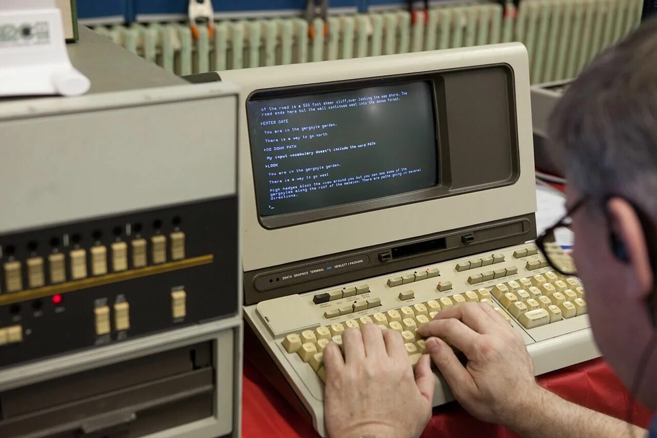 Первый ПК. Терминал компьютер. Первый компьютер. Старый компьютерный терминал.