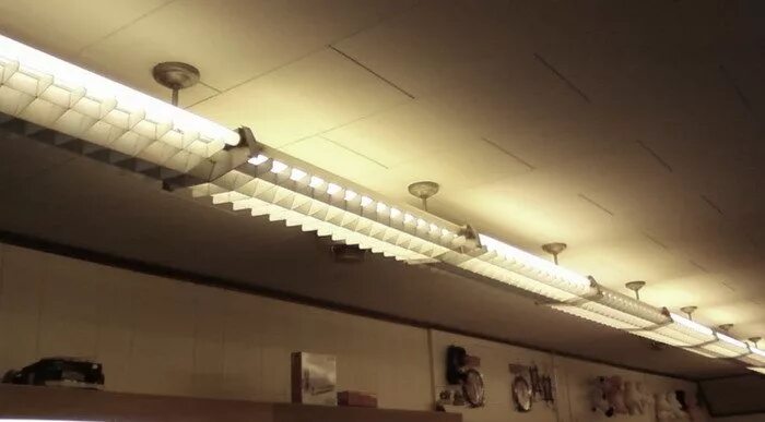 Лампы дневного света радиолокатор. Люминесцентный светильник шод 2x40. Ртутные лампы дневного света. Светильник для ламп дневного света 120 см. Лампа дневного света 89см.