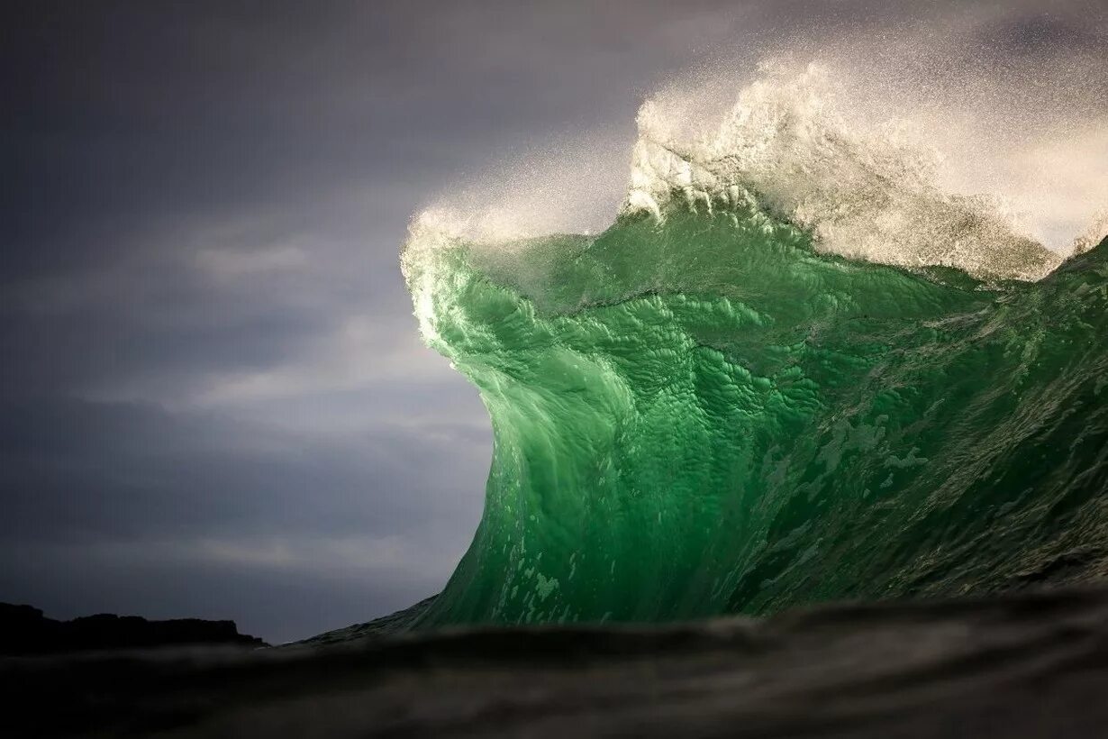 Как называется ветер океана. Уоррен Килан волны. Уоррен Килан фотограф. Бискайский залив волны убийцы. Океан волны.